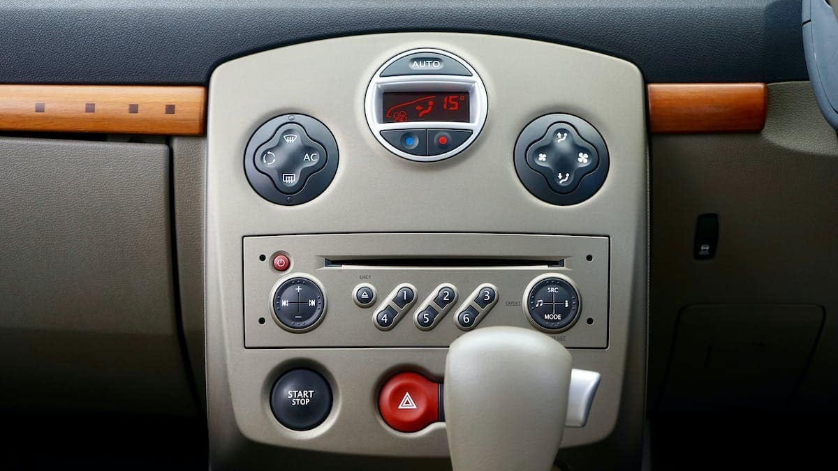 Les étapes simples pour récupérer le code autoradio d’une Renault avec sa carte grise